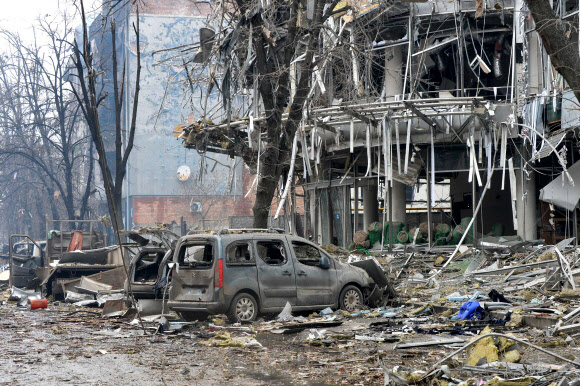 3일(현지시간) 우크라이나 제2 도시인 하르키우 시내의 건물과 차량이 러시아군의 무차별 폭격에 박살이 나 있다. 러시아군은 우크라이나 주요 도시에 대한 공세를 강화하면서 사상자와 민간 시설 피해가 크게 늘고 있다. 2022.3.4 AFP 연합뉴스