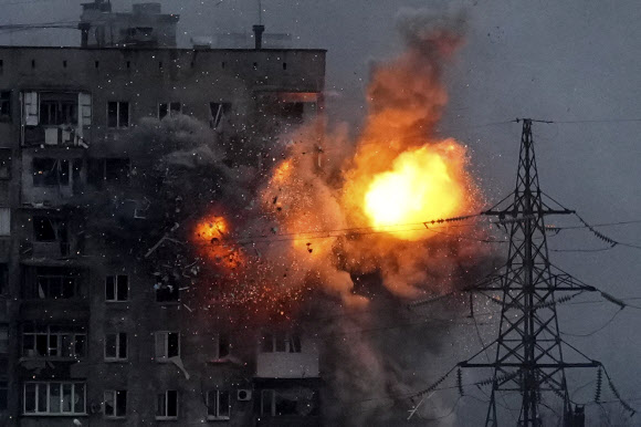 우크라이나 동남부 항구 도시 마리우폴의 한 아파트가 러시아군 탱크의 포격에 불길이 치솟고 있다. 2022.3.13 마리우폴 AP 연합뉴스