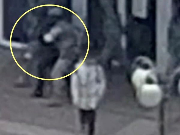 이반 페도로우 멜리토폴 시장이 납치되는 장면이 찍힌 폐쇄회로(CC)TV 영상. 한 무리의 괴한이 누군가를 끌고 가고 있다. 텔레그래프 유튜브채널