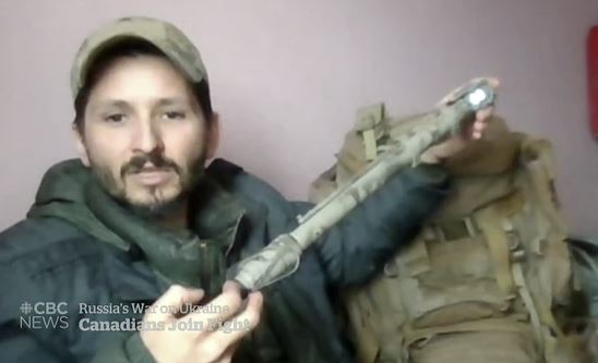 우크라이나 의용군에 합류한 캐나다 왕립22연대 출신 저격수 월리(가명). 캐나다 CBC 방송화면