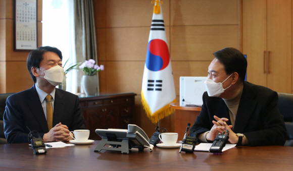 윤석열 당선인이 14일 오전 서울 종로구 금융감독원 연수원에 마련된 집무실에서 열린 인수위 티타임에서 안철수 인수위원장과 대화하고 있다. 2022. 3. 14  정연호 기자