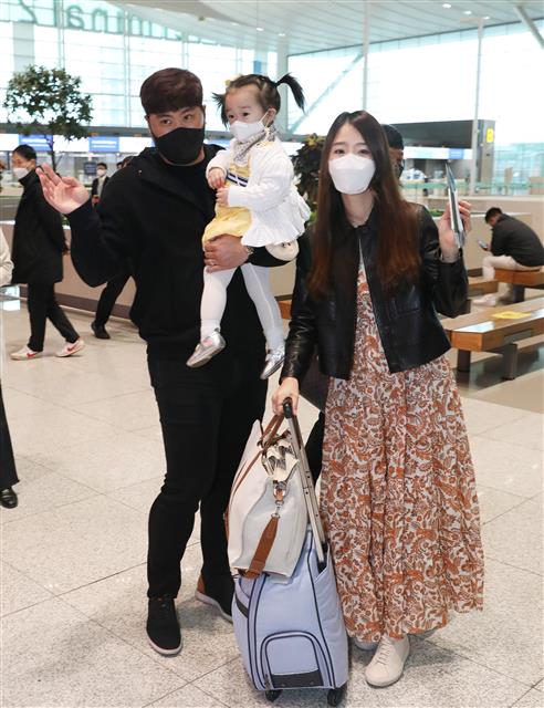 류현진(토론토 블루제이스)이 14일 인천국제공항 제2터미널에서 아내 배지현 전 아나운서와 딸과 함께 미국으로 출국하고 있다. 류현진은 미국프로야구 메이저리그(MLB) 구단·선수노조가 새 단체협약(CBA)에 잠정 합의함에 따라 국내 훈련을 마무리하고 스프링캠프지인 미국 플로리다주 클리어워터로 이동해 시범경기 준비에 나선다. 2022.3.14 뉴스1