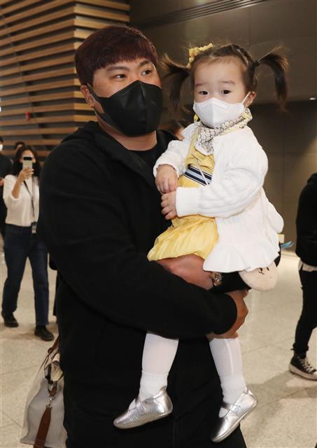 류현진(토론토 블루제이스)이 14일 인천국제공항 제2터미널을 통해 미국으로 출국하고 있다. 류현진은 미국프로야구 메이저리그(MLB) 구단·선수노조가 새 단체협약(CBA)에 잠정 합의함에 따라 국내 훈련을 마무리하고 스프링캠프지인 미국 플로리다주 클리어워터로 이동해 시범경기 준비에 나선다. 2022.3.14 뉴스1