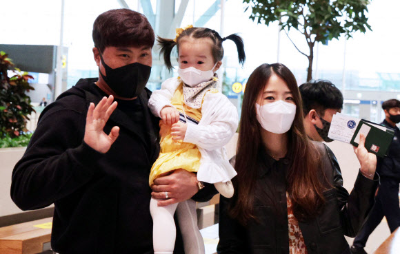토론토 블루제이스의 류현진이 14일 인천국제공항 제2터미널에서 아내 배지현 전 아나운서, 딸과 함께 출국하고 있다. 2022.3.14  연합뉴스
