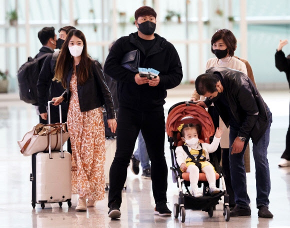 토론토 블루제이스의 류현진이 14일 인천국제공항 제2터미널에서 아내 배지현 전 아나운서, 딸과 함께 출국하고 있다. 2022.3.14  연합뉴스