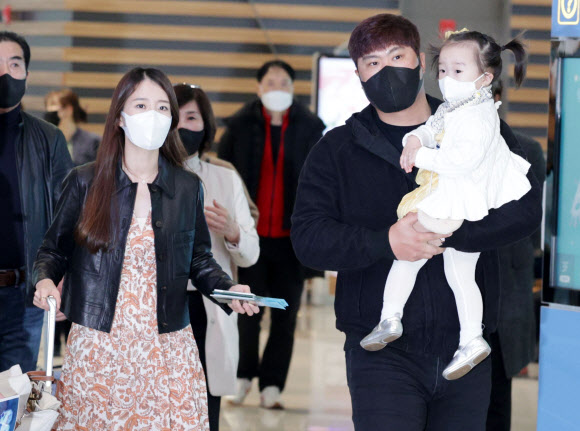 토론토 블루제이스의 류현진이 14일 인천국제공항 제2터미널에서 아내 배지현 전 아나운서, 딸과 함께 출국하고 있다. 2022.3.14  연합뉴스