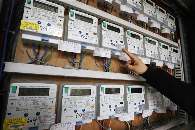 서울의 한 다세대주택에서 관리인이 전기 계량기를 살펴보고 있다. 2022.3.14  뉴스1