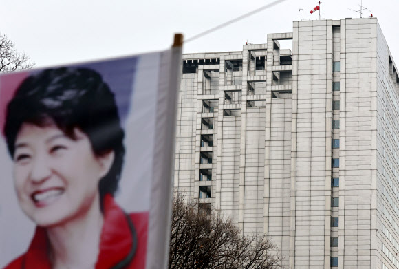 14일 박근혜 전 대통령이 입원 치료 중인 것으로 알려진 서울 강남구 삼성서울병원 앞에 박 전 대통령 지지자들이 걸어둔 현수막이 보이고 있다.  박 전 대통령은 최근 ‘정치적 고향’인 대구 달성군에 사저를 매입해 전입신고를 마친 상태다. 대선 이후 대구 달성으로 이동할 것으로 전망되고 있으나 공식적으로 퇴원 계획과 달성 사저 이동에 대해 알려진 바는 없다. 2022.3.14  연합뉴스