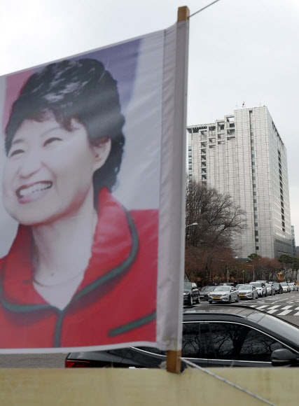 14일 박근혜 전 대통령이 입원 치료 중인 것으로 알려진 서울 강남구 삼성서울병원 앞에 박 전 대통령 지지자들이 걸어둔 현수막이 보이고 있다.  박 전 대통령은 최근 ‘정치적 고향’인 대구 달성군에 사저를 매입해 전입신고를 마친 상태다. 대선 이후 대구 달성으로 이동할 것으로 전망되고 있으나 공식적으로 퇴원 계획과 달성 사저 이동에 대해 알려진 바는 없다. 2022.3.14  연합뉴스