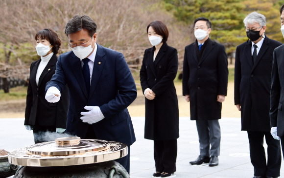 윤호중 비대위원장, 김대중 전 대통령 묘역 참배