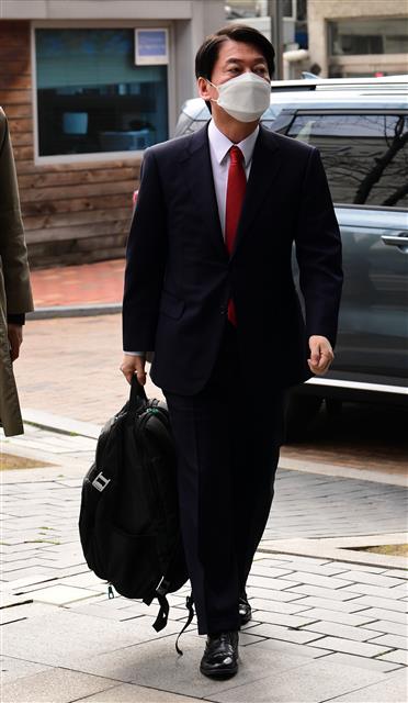 집무실 출근하는 안철수 인수위원장