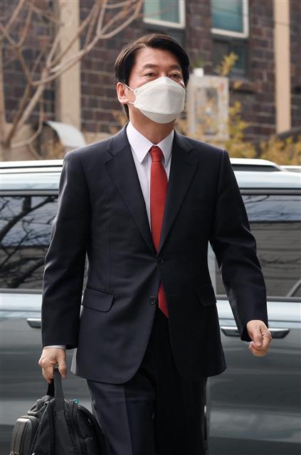 출근하는 안철수 대통령직인수위원회 위원장
