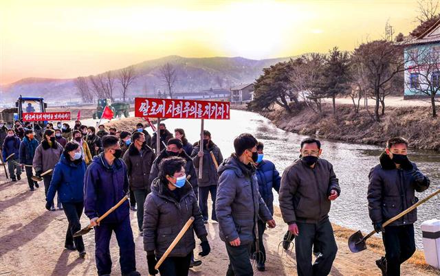 북한 노동당 기관지 노동신문은 15일 “지난해 농사를 잘 지어 우리 당에 기쁨을 드린 영광군상중협동농장”이라며 이곳 농장원들의 이야기를 상세히 보도했다. 북한은 올해 새로운 ‘사회주의농촌건설 강령’을 채택하고 대대적인 농촌 재건에 나섰다.  평양 노동신문·뉴스1