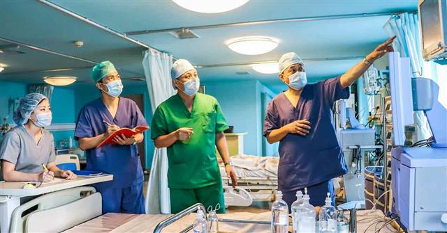 북한 노동당 기관지 노동신문은 15일 병원 일꾼들이 의학과학연구사업에 힘을 쏟으면서 환자치료와 의학과학연구가 유기적으로 결합되고 있다고 전했다. 평양 노동신문·뉴스1