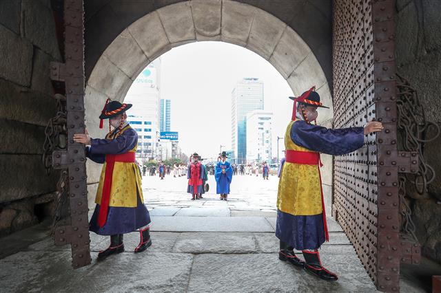 활짝 열리는 숭례문