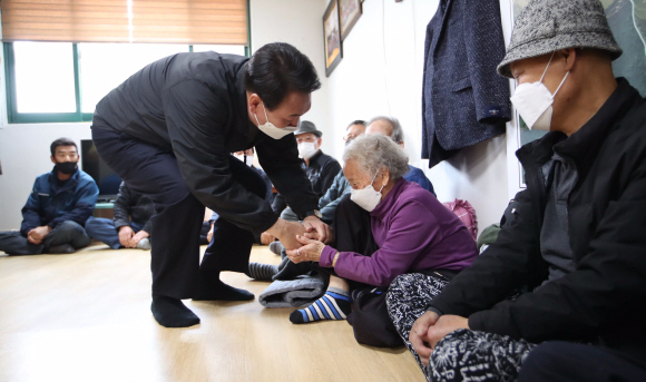 윤석열 대통령 당선인이 15일 경북 울진군 북면 부구3리 마을회관에서 산불 피해 이재민들과 간담회 마친 후 인사하고 있다.2022. 3. 15  정연호 기자