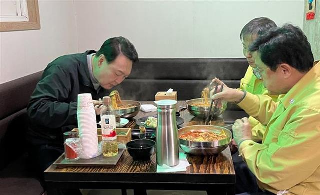윤석열 대통령 당선인이 15일 경북 울진군 산불로 피해를 입은 이재민과 진화작업에 나선 사람들에게 식사를 무료로 제공해 화제가 된 중국집을 찾아 점심 식사를 하고 있다. 2022.3.15 윤석열 당선인측 제공