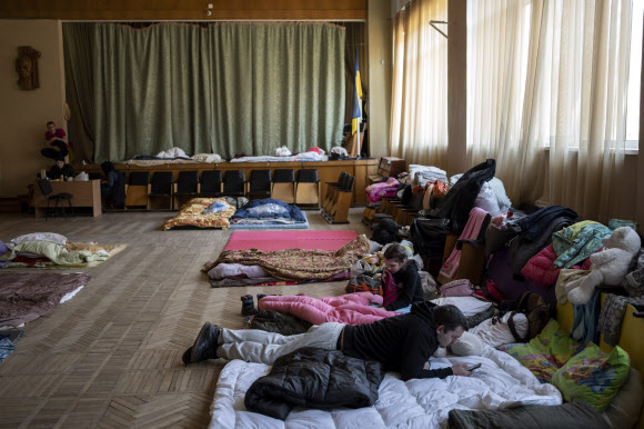 러시아군의 우크라이나 공습과 포격이 이어지는 가운데 14일(현지시간) 난민들이 우크라이나 서부 르비우의 한 학교에서 대피 생활을 하고 있다. 2022.3.15 르비우 AP 연합뉴스