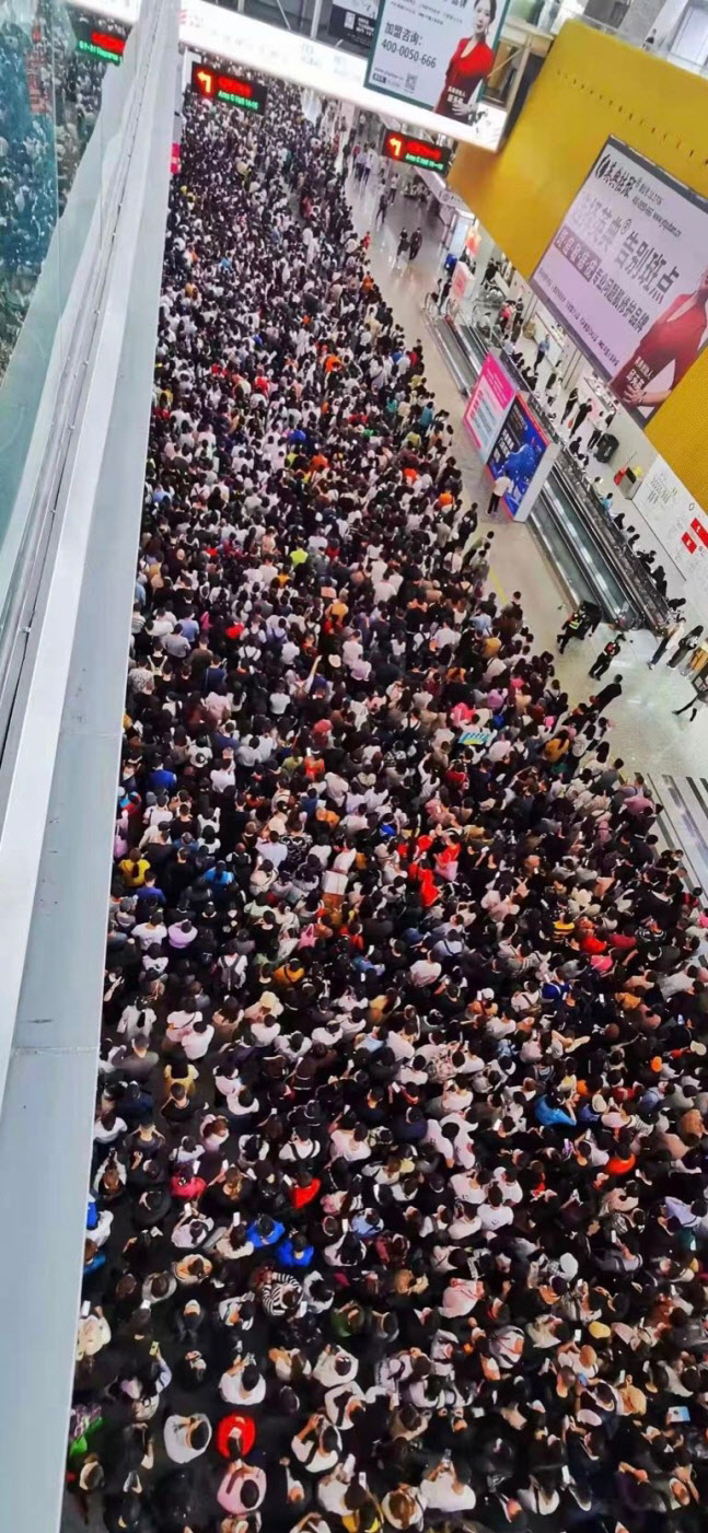 중국의 한 전시장이 신종 코로나바이러스 감염증(코로나19) 의심 환자가 발생했다는 소식에 건물 전체를 봉쇄했다. 웨이보 캡처