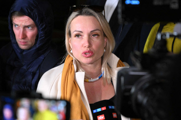 마리나 오브샤니코바가 15일 모스크바 오스탄킨스키 지방법원 재판부로부터 3만 루블 벌금형을 선고 받고 취재진에게 반전 소신을 밝히고 있다. 그의 목걸이에 우크라이나 국기 색깔이 들어가 눈길을 끌었다. 모스크바 AFP 연합뉴스 