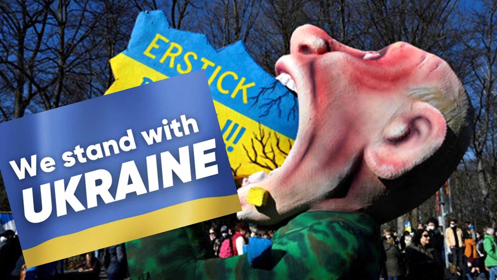 (배경) 독일 베를린에서 러시아의 우크라이나 침공을 규탄하는 시위가 열리는 가운데 현장에 블라디미르 푸틴 대통령이 우크라이나 지도를 삼키는 모습을 형상화한 대형 풍선 피겨가 놓여 있다. 피겨에는 “목에 걸렸다!”라는 구호가 적혀 있다. 2022.3.14 AFP연합뉴스, (상단) ‘We stand with Ukraine’ 우크라이나 지지 이미지. 인스타그램.