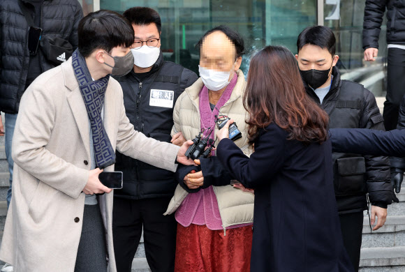 더불어민주당 송영길 대표에게 망치를 휘둘러 다치게 한 유튜버 표모 씨가 16일 오전 서울 서대문경찰서에서 나와 검찰로 송치되고 있다. 2022.3.16  연합뉴스