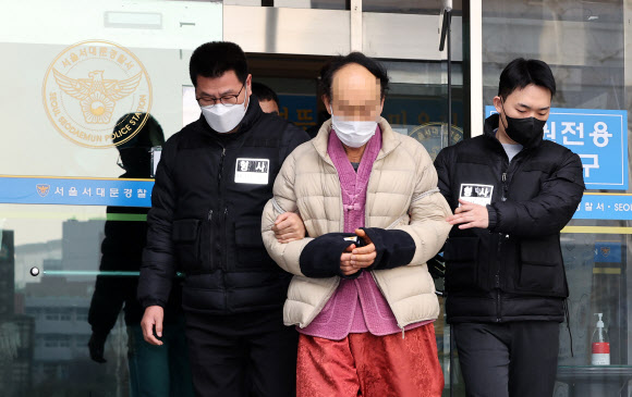 더불어민주당 송영길 대표에게 망치를 휘둘러 다치게 한 유튜버 표모 씨가 16일 오전 서울 서대문경찰서에서 나와 검찰로 송치되고 있다. 2022.3.16  연합뉴스