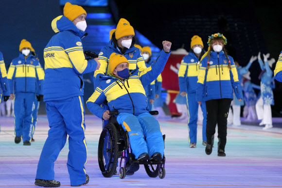 지난 4일 중국 베이징 국가체육장에서 열린 베이징패럴림픽 개회식에 참석한 우크라이나 선수들. 베이징 AP 연합뉴스