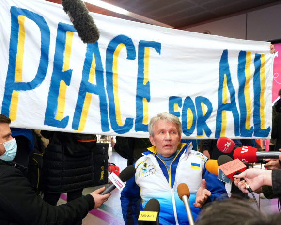 발레리 슈시케비치 우크라이나 패럴림픽 위원장이 16일(한국시간) 폴란드 바르샤바 쇼팽 국제공항에서 ‘모두를 위한 평화’라는 현수막 앞에서 인터뷰를 하고 있다. 바르샤바 AFP 연합뉴스