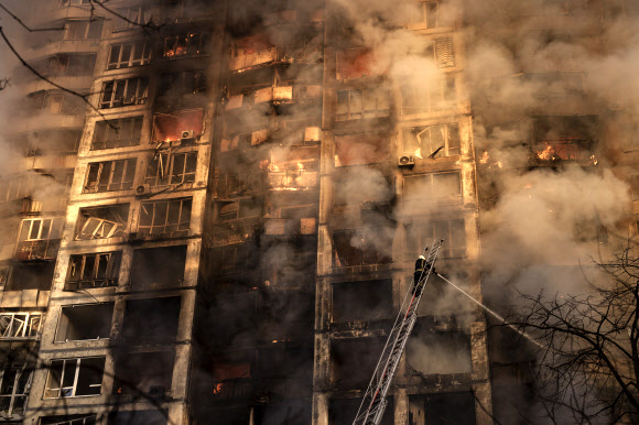 15일(현지시간) 우크라이나 수도 키이우(키예프)의 한 아파트가 러시아군의 포격을 맞아 불이 나 시커먼 연기가 치솟고 있다. AP 연합뉴스