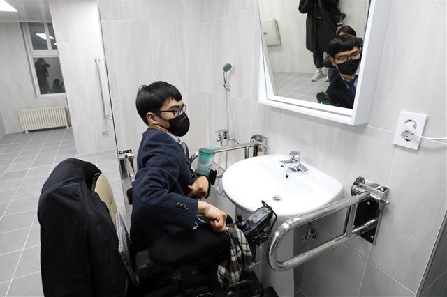 성공회대, 한국 대학 내 첫 ‘모두의 화장실’ 설치