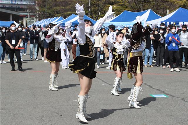 대학 동아리 신입 회원 모시기 열띤 경쟁