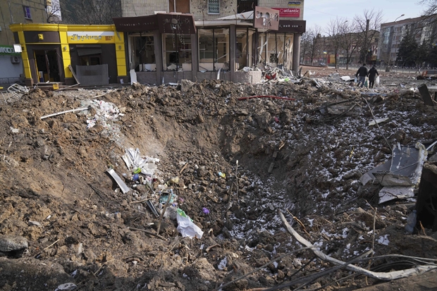 13일(현지시간) 우크라이나 남부 마리우폴 평화의 거리 모습. 러시아군 무차별 폭격으로 도로에 6m 깊이 거대 구멍에 생겼다./AP 연합뉴스