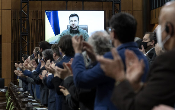 ‘화상 연설’ 우크라 대통령에 기립박수 보내는 캐나다 의원들