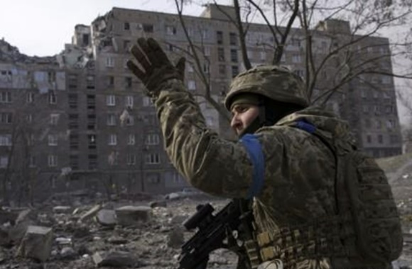 마리우폴을 방어하는 우크라이나군 병사. AP 연합뉴스 자료사진