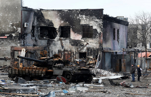 우크라 친러 반군 지역에 방치된 장갑차 잔해