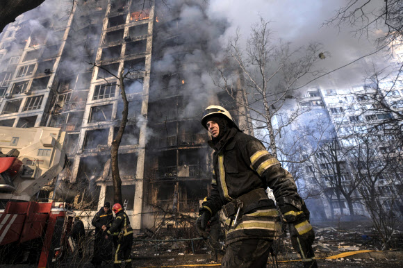 러군 포격에 파괴된 채 연기 치솟는 우크라 수도 아파트