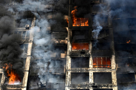 러군 포격으로 불타는 우크라 키이우 아파트