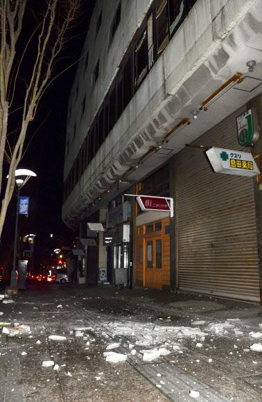 지진으로 떨어져내린 건물 외벽