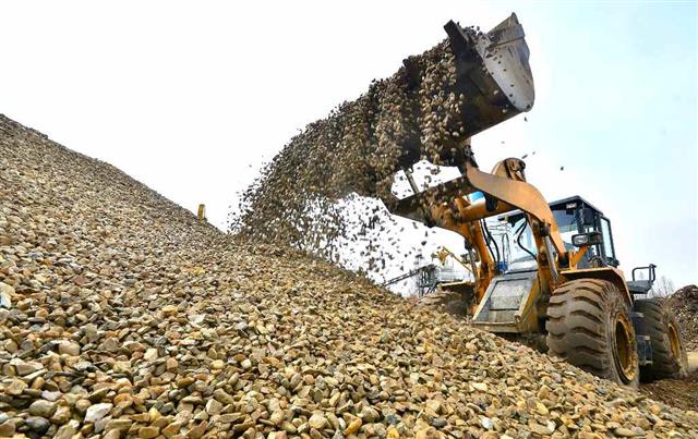 화성지구 살림집 건설 현장…“어제와 오늘이 다르게 변모”