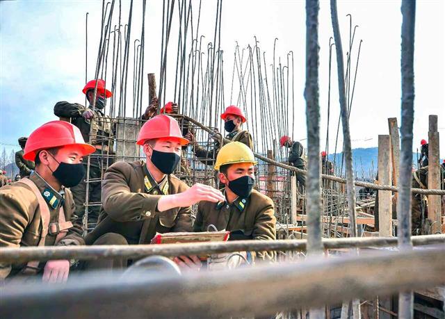 건설사업 주력하는 북한…화성지구 살림집 골조공사 진행중