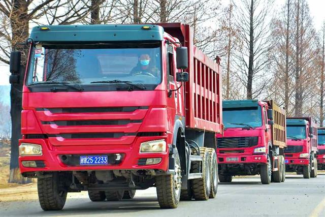 화성지구 건설 현장으로 건설자재 운반하는 수송 차량들