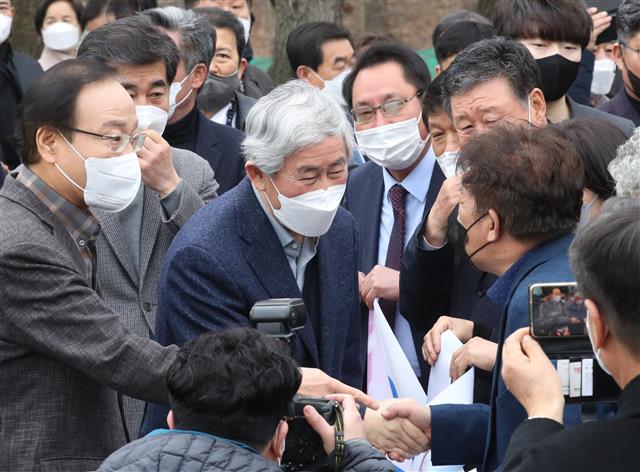 최경환 전 경제부총리 가석방으로 출소