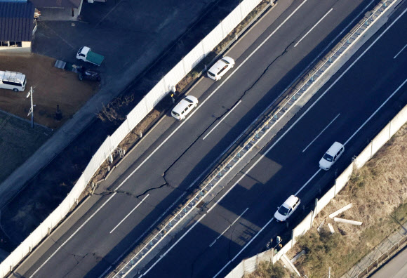 일본 후쿠시마 앞바다 강진…갈라진 도로