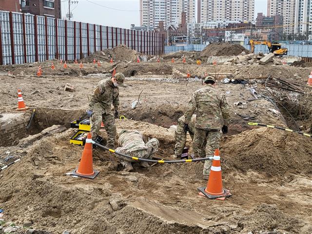 17일 오전 서울 용산구 한 용산역세권 개발부지 정화용역 공사 현장에서 폭발물이 발견됐다. 폭발물의 크기는 가로 30cm, 세로 1m정도로 확인됐다.  용산소방서는 소방, 군 폭발물처리반, 경찰이 인근 현장을 통제하고 폭발물 처리반에서 수거작업을 할 예정이라고 밝혔다. 2022.3.17 용산소방서 제공