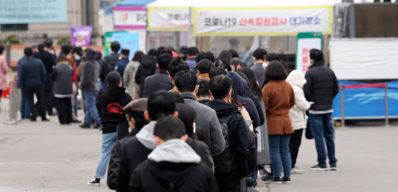 서울역 선별진료소에서 시민들이 코로나19 검사를 기다리고 있다. 2022.3.17 연합뉴스