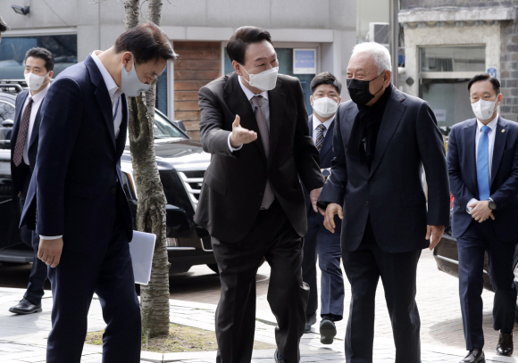 윤석열 대통령 당선자가 17일 오전 김한길 국민통합위워회 위원장의 마중을 받으면서 서울 종로구 통의동 집무실에 들어서고 있다. 2022. 3. 17  오장환 기자