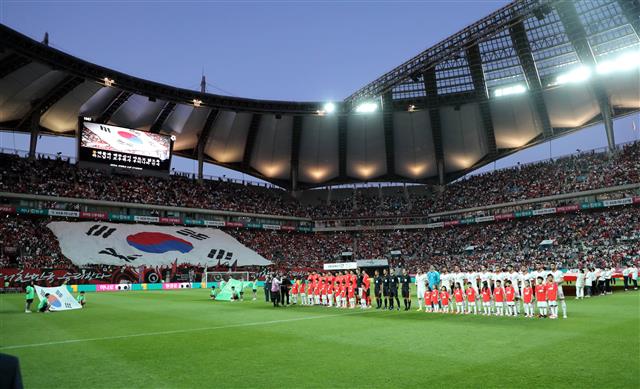 2019년 6월 11일 서울월드컵경기장에서 열린 이란과의 친선경기 당시 6만여 관중이 들어선 가운데 양 팀 선수들이 줄지어 서 있는 모습. 연합뉴스