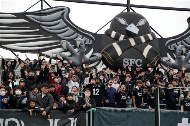 성남FC 서포터들이 지난 2018년 11월 11일 성남탄천종합운동장에서 팀의 K리그1 승격을 이끈 남기일 감독의 이름을 외치면서 남 감독의 현역 시절 등번호인 12번이 새겨진 유니폼을 들고 응원하고 있다. 한국프로축구연맹 제공