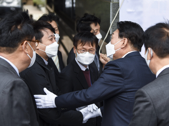 제20대 대통령직인수위원회가 공식 출범한 18일 윤석열 대통령 당선인과 이준석 국민의힘 대표가 현판식에 앞서 인사를 나누고 있다.   2022. 3. 18  정연호 기자